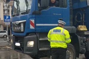 Autovehiculele de mare tonaj, verificate de Poliţia Locală şi inspectorii ISCTR, la intrarea în Braşov