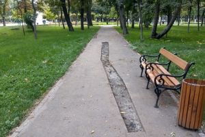 Parcul Central, cu tranşee pe alei la două luni de la inaugurare. A crăpat asfaltul