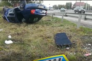 Accident pe centura Oradiei: O maşină a ajuns cu roţile în sus, o persoană a fost descarcerată (FOTO / VIDEO)
