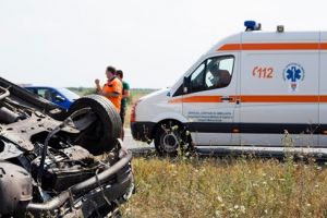 Femeie la spital după ce s-a răsturnat cu maşina, la Sânandrei. Avea „alte preocupări la volan”