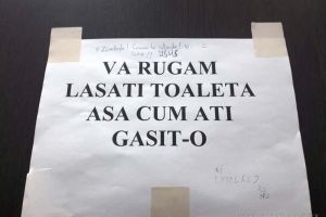 Jesus loves you! Mesaj bizar la intrarea în toaleta doamnelor de la Primăria Oradea