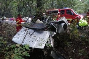 Accident produs de o şoferiţă de 20 de ani din Botoşani! A intrat cu maşina într-un copac