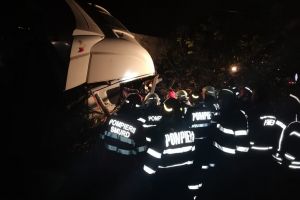 FOTO & VIDEO Accident cu 10 morţi pe DN2. Ciocnire violentă între un tir şi un microbuz (Update)