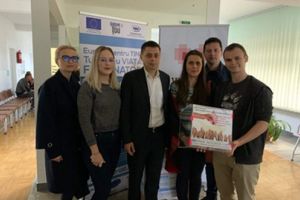 Acţiune inedită a elevilor şi profesorilor de la Colegiul Naţional ”Mihai Eminescu”, de Ziua Educaţiei