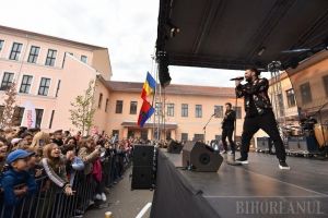 Smiley a fost al gojdiştilor! În premieră, în Oradea o asemenea vedetă le cântă elevilor în curtea şcolii (FOTO / VIDEO)