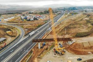Video| Nodul rutier Sebeş care va face conexiunea dintre autostrada A10 şi A1, la ora macaralelor: Au fost ridicate primele grinzi metalice
