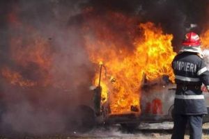 Incendiu pe A1! Pompierii intervin pentru stingerea unui autoturism.