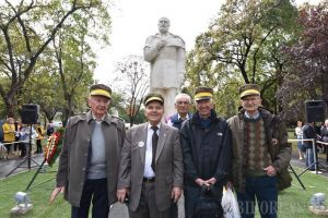 Emoţii la dezvelirea statuii lui Emanuil Gojdu: Primarul Ilie Bolojan a avut lacrimi în ochi, iar câţiva gojdişti, absolvenţi din 1953, au purtat şepcile uniformelor de atunci (FOTO / VIDEO)