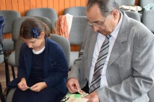 Cursuri şi ateliere susţinute de bunici voluntari într-o şcoală din Târgu-Mureş