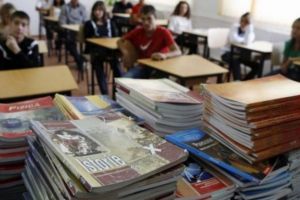 Probleme la un manual de clasa pregătitoare. Personajul principal, o fetiţă supraponderală hărţuită de colegi este numită „Grasă”