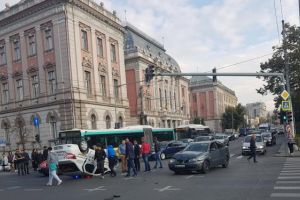 Foto| Maşină de poliţie aflată în misiune, cu roţile în sus, în centrul oraşului Cluj Napoca
