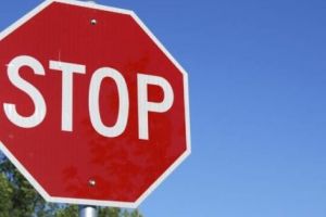 A ignorat indicatorul STOP, a trimis cinci oameni la spital