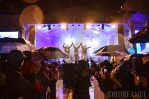Seară cu peripeţii la Oradea FestiFall: 3 Sud Est a coborât de pe scenă din cauza unei pene de curent provocată de ploaie (FOTO / VIDEO)