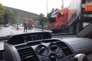 Atenţie pe şosele! Un TIR din Bihor a ajuns în şanţ la Ciucea (FOTO)