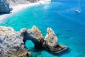 Toamna şi-a intrat în drepturi în Banat, dar mai poţi zbura câteva zile pe plajele din însorita Grecie. Alege Skiathos!