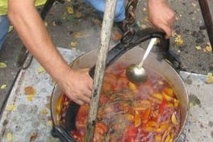 Dau ceaunele în clocot la Buziaş, la Festivalul papricaşului şi vinului