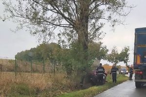 FOTO Accident! O maşină a intrat în copac. Iniţial s-a spus că şoferul era încarcerat, dar poliţiştii nu l-au găsit în maşină