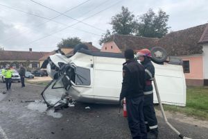 Accident rutier grav in judetul Brasov! Cum arata masinile dupa impact. O dubita, cu rotile in sus (galerie foto) 