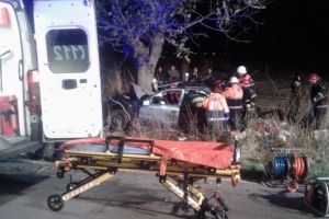 Doi morţi şi un rănit, după ce o maşină care circula cu viteză s-a izbit de un copac, în Timiş