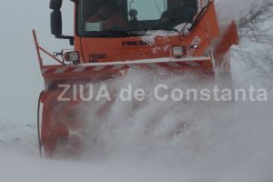 Ninsori in tara. Unde ninge. Drumarii actioneaza pe mai multe sosele