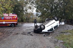 O maşină s-a răsturnat pe Dealul Dumitrei (FOTO)