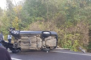 Accident pe DN1, la Timişul de Sus. Motorul unei maşini a zburat în şanţ