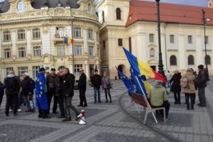 VIDEO FOTO – Protest la Sibiu. Câţiva zeci de oameni în Piaţa Mare