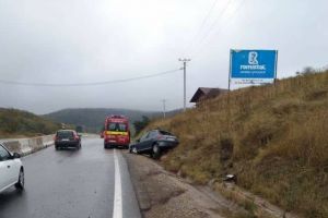 Vremea face „victime”! Accident rutier din cauza neadaptării vitezei la condiţiile de drum. O persoană a fost rănită