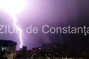 Rupere de nori la Constanta. Tunete si fulgere ca in toiul verii