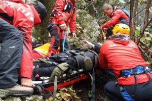FOTO Un turist spaniol rănit pe Tâmpa a fost ajutat de salvamontiştii din Poiana Braşov