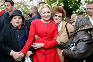 Viorica Dancila, baie de multime la Husi. Ce a discutat aceasta cu oamenii