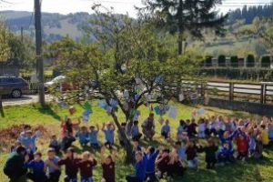 La Școala Gimnazială Bobocea: Ziua educaţiei, sărbătorită în avans, prin „Pomul cu învăţături”