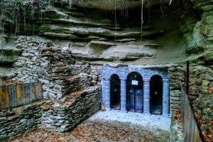 FOTO Peştera Sfântului Onufrie de la Vorona a fost reabilitată. Cum arată acum peştera pustnicului care încă face minuni