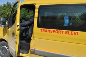 Peste 90.000 de elevi în 85 de microbuze şcolare