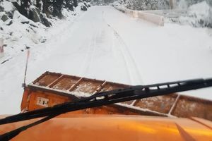 DRDP Braşov a scos utilajele de iarnă pe şosele. Prima acţiune, pe Transfăgărăşan (Video)