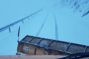 VIDEO FOTO – Iarnă în toată regula pe Transfăgărăşan. Drumarii au intervenit pentru deszăpezire