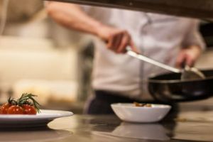 Aproape 500 de kg de alimente retrase si amenzi de 170.000 de lei, intr-un mall din Bucuresti: Produse expirate, igiena precara