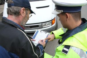Codul Rutier va avea noi prevederi începând din 12 octombrie. Șoferii care scriu mesaje, transmit live, filmează sau vorbesc la telefon vor fi sancţionaţi cu amenzi mai mari şi cu puncte de penalizare.
