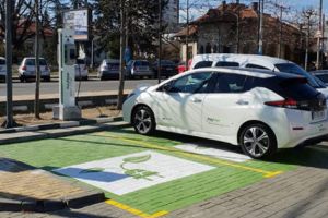 Chestia mişto cu maşina electrică: o pui la încărcat, îţi faci treaba prin Piteşti şi pleci cu bateria full