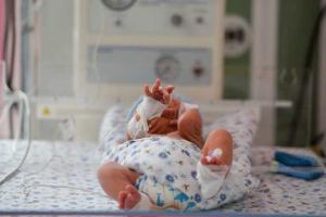 Un bebeluş a ajuns la Secţia Pediatrie a Spitalului Judeţean, după ce a făcut un vaccin