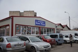 Scandal in Piata Mialu Rosu. Doi barbati au fost incatusati de politisti dupa ce au amenintat cu cutitul persoanele aflate in piata