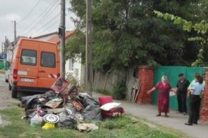 Atentie! Politistii locali vaneaza ploiestenii care arunca deseuri pe spatiul public