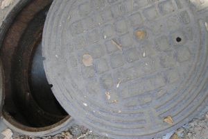 Bărbat găsit în şoc hipotermic pe o stradă din Botoşani. Se afla într-o gură de canal