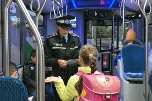 VIDEO şi FOTO- Educaţie rutieră pentru elevii din Braşov, în autobuzele şcolare