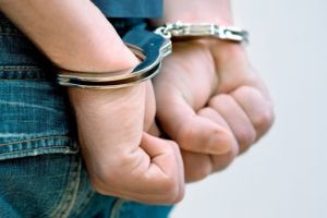 Tânăr de 17 ani cercetat penal după ce a fost prins la furat de haine într-un magazin, la Timişoara