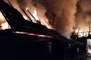 Incendii violente, în Suplacu de Barcău şi în Fânaţe. Un bărbat de 51 de ani a ajuns la spital, după ce a încercat să stingă flăcările izbucnite în propria-i locuinţă (FOTO)