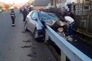 Accident în judeţ. Un şofer mort de beat a intrat cu maşina într-o balustradă