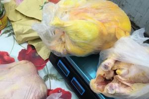 Cu găinile vopsite. Comercianţi prinşi că au colorat carne de găină pentru a-i da aspect 