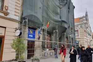 Au apărut schele pe clădirea PNL, la doi ani de când a fost acoperită cu plasă de protecţie