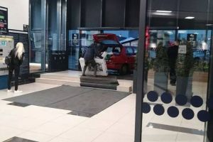 Un bărbat din Constanţa a intrat cu maşina într-un mall, pentru a feri televizorul proaspăt cumpărat de ploaie